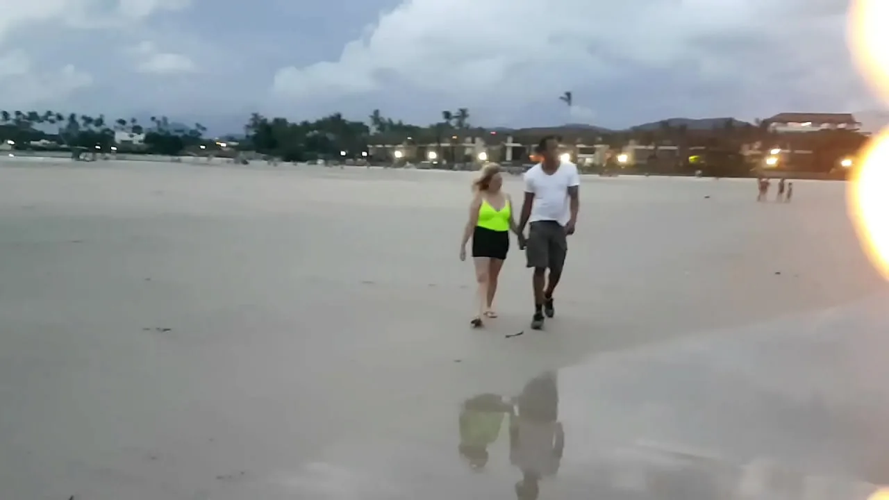 Paty Bumbum encontra gringo dotado e loira na praia e leva para casa do El Toro de Oro para fuder . ( Melissa Alecxander – Clarkes Boutaine )