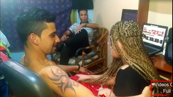 CORNUDO GRABA A SU AMIGO FOLLANDOSE A SU ESPOSA DELANTE DE EL…