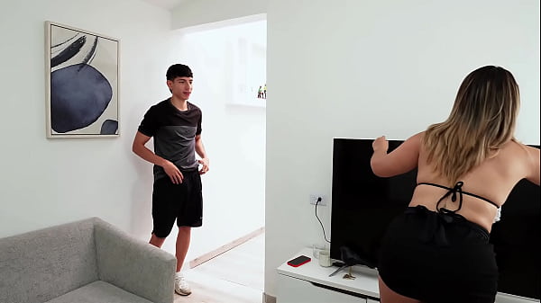 dejo que mi jefe se corra dentro de mi para conservar mi trabajo como empleada de servicio