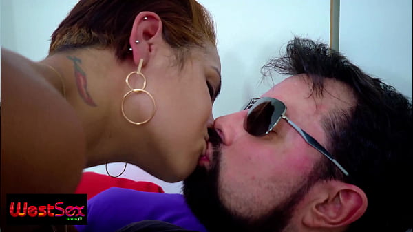 Fodendo a madrastra do meu melhor amigo, desculpa cara mas ela é uma delícia de foder