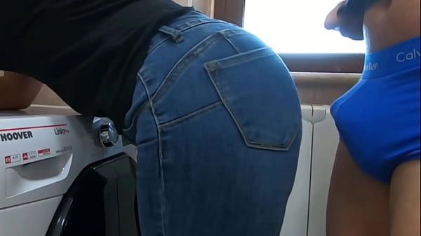 La esposa infiel es follada en la lavadora por el vecino para vengarse del marido que está con su amante