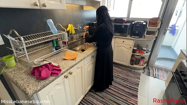 MissLebaneseSquirter – خادمة لبنانية شرموطة بتلعب بطيزها وكسها وتفوت جزر وباذنجان من أجل فلوس