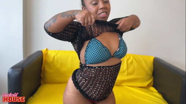 Pauzudo enfiando até o fundo de mulher pequena com fogo enorme na buceta